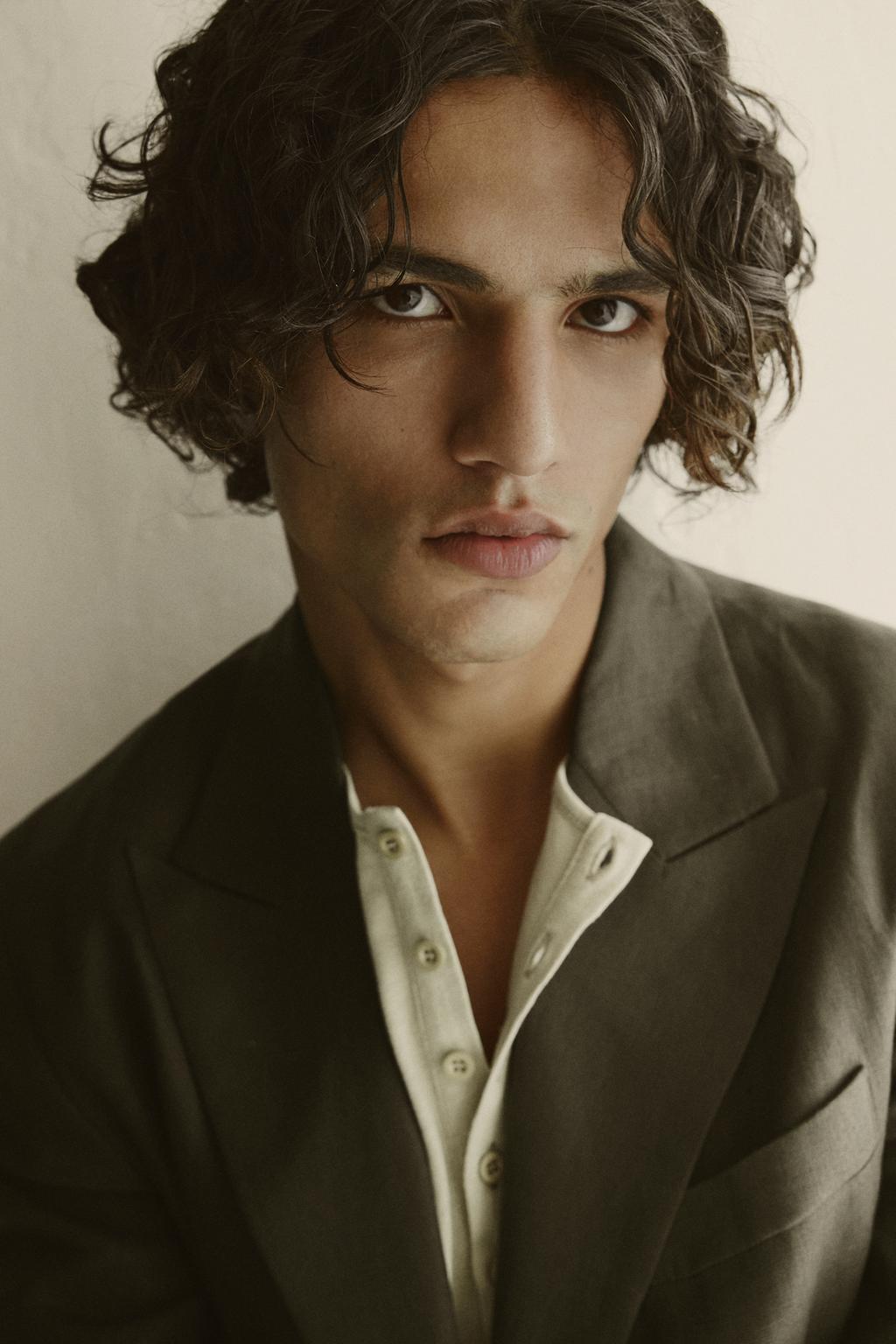 DOUBLE-BREASTED SUIT BLAZER